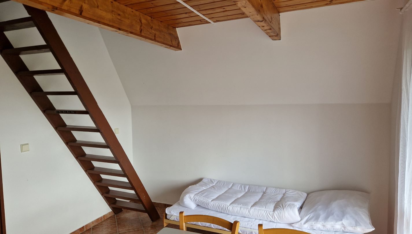 po těchto schodech se dostanete ke 2 podkrovním ložnicím